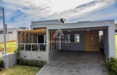 Imagem: A casa em condomínio possui 3 Dormitórios, 1 Banheiro, 2 Vagas