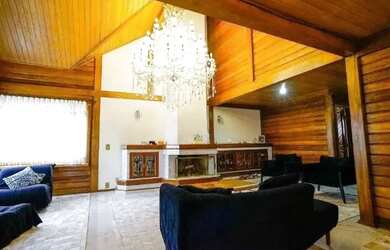 Imagem: A casa possui 5 Dormitórios, 5 Banheiros, 5 Vagas na garagem