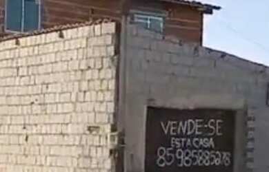 Imagem: A casa possui 3 Dormitórios, 2 Banheiros, 1 Vaga na garagem