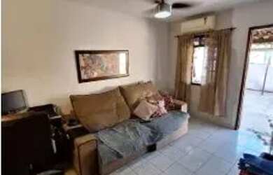 Imagem: A casa possui 3 Dormitórios, 2 Banheiros, 2 Vagas na garagem