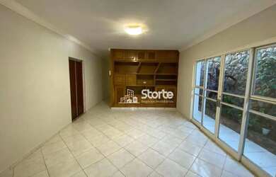 Imagem: A casa possui 4 Dormitórios, 5 Banheiros, 4 Vagas na garagem