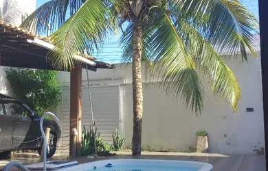 Imagem: A casa possui 2 Dormitórios, Acomodam 6 pessoas e 2 Vagas na