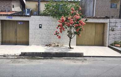 Imagem: A casa possui 5 Dormitórios, 3 Banheiros, 2 Vagas na garagem