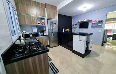 Imagem: A casa possui 3 Dormitórios, 2 Banheiros, 2 Vagas na garagem