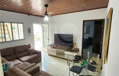 Imagem: A casa possui 2 Dormitórios, 2 Banheiros, 2 Vagas na garagem