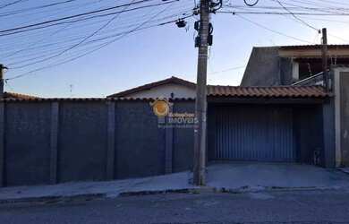 Imagem: A casa possui 3 Dormitórios, 1 Banheiro, 5 Vagas na garagem