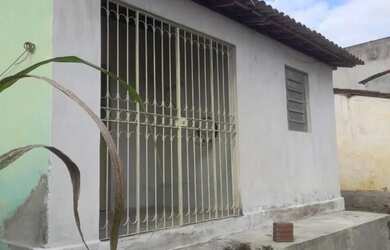 Imagem: A casa possui 2 Dormitórios, 1 Banheiro, 1 Vaga na garagem