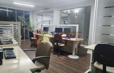 Imagem: O depósito possui 5 Vagas na garagem, 243m² de Área e está