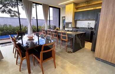 Imagem: A casa em condomínio possui 3 Dormitórios, 4 Banheiros, 2