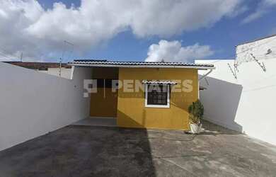 Imagem: A casa possui 2 Dormitórios, 1 Banheiro, 2 Vagas na garagem