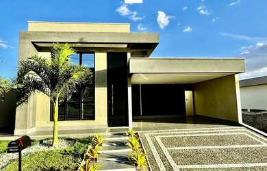 Imagem: A casa possui 3 Dormitórios, 1 Banheiro, 2 Vagas na garagem