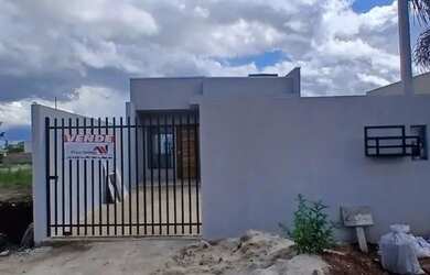 Imagem: A casa possui 3 Dormitórios, 1 Banheiro, 2 Vagas na garagem