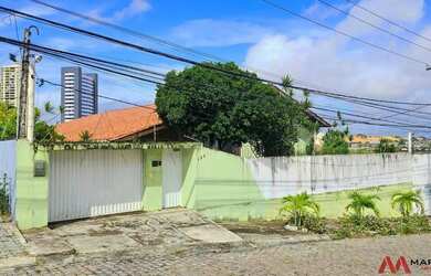 Imagem: A casa possui 4 Dormitórios, 3 Banheiros, 5 Vagas na garagem
