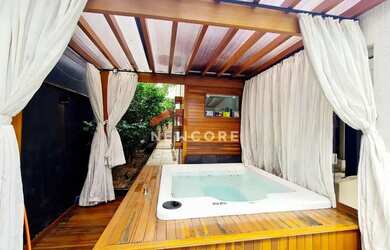 Imagem: A casa possui 4 Dormitórios, 5 Banheiros, 4 Vagas na garagem