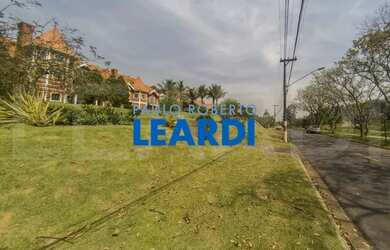 Imagem: A casa em condomínio possui 5 Dormitórios, 5 Banheiros, 5