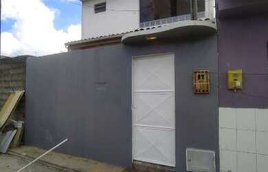 Imagem: A casa possui 3 Dormitórios e 2 Banheiros e está localizado