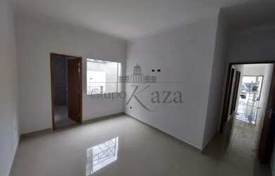 Imagem: A casa possui 3 Dormitórios, 2 Banheiros, 2 Vagas na garagem