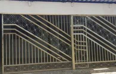 Imagem: A casa possui 3 Dormitórios, 2 Banheiros, 2 Vagas na garagem