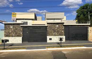 Imagem: A casa possui 3 Dormitórios, 3 Banheiros, 2 Vagas na garagem