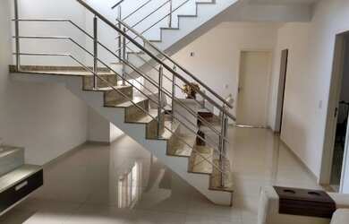 Imagem: A casa possui 4 Dormitórios, 4 Banheiros, 2 Vagas na garagem