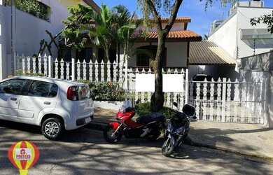 Imagem: A casa possui 3 Dormitórios, 2 Banheiros, 3 Vagas na garagem