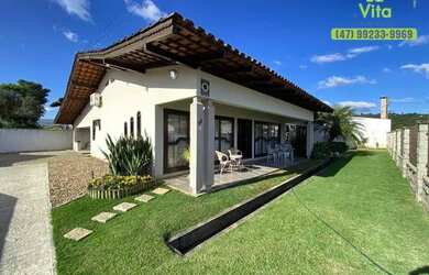 Imagem: A casa possui 4 Dormitórios, 4 Banheiros, 4 Vagas na garagem