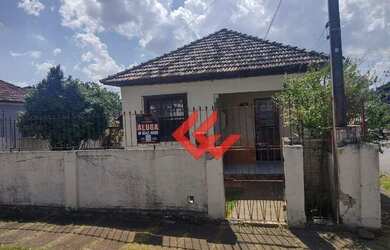 Imagem: A casa possui 3 Dormitórios, 1 Banheiro, 2 Vagas na garagem