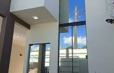 Imagem: A casa possui 3 Dormitórios, 2 Banheiros, 2 Vagas na garagem