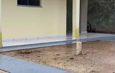 Imagem: A casa possui 2 Dormitórios, 1 Banheiro, 1 Vaga na garagem