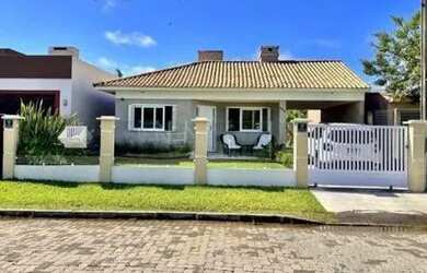 Imagem: A casa possui 3 Dormitórios, 2 Banheiros, 2 Vagas na garagem