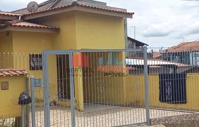 Imagem: A casa possui 3 Dormitórios, 2 Banheiros, 3 Vagas na garagem