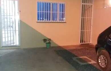 Imagem: A casa possui 2 Dormitórios, 1 Banheiro, 2 Vagas na garagem