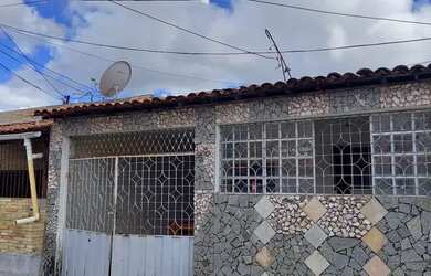 Imagem: A casa possui 3 Dormitórios, 1 Banheiro, 1 Vaga na garagem