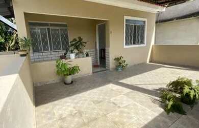 Imagem: A casa possui 3 Dormitórios, 1 Banheiro, 1 Vaga na garagem