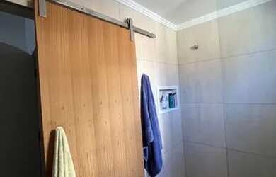 Imagem: A casa possui 3 Dormitórios, 4 Banheiros, 2 Vagas na garagem