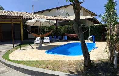 Imagem: A casa possui 5 Dormitórios, Acomodam 15 pessoas, 4 Vagas na