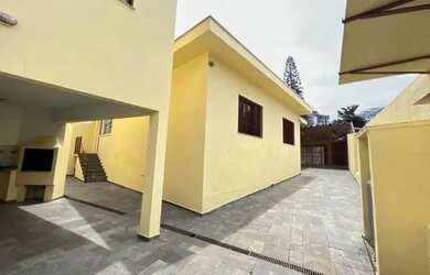 Imagem: A casa possui 3 Dormitórios, 3 Banheiros, 4 Vagas na garagem