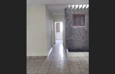 Imagem: A casa possui 4 Dormitórios, 3 Banheiros e 5 Vagas na garagem