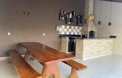 Imagem: A casa possui 3 Dormitórios, 3 Banheiros, 2 Vagas na garagem