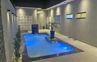 Imagem: A casa possui 3 Dormitórios, 2 Banheiros, 2 Vagas na garagem