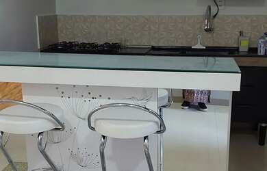 Imagem: A kitnet possui 1 Dormitório, 1 Banheiro, 1 Vaga na garagem