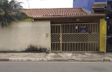 Imagem: A casa possui 3 Dormitórios, 3 Banheiros, 4 Vagas na garagem