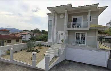 Imagem: A casa possui 4 Dormitórios, 4 Banheiros, 5 Vagas na garagem