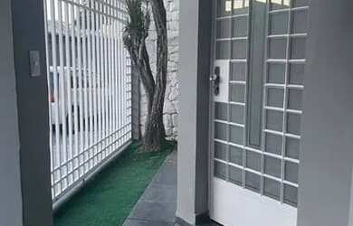 Imagem: A casa possui 4 Dormitórios, 2 Banheiros, 4 Vagas na garagem