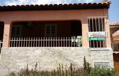 Imagem: A casa possui 3 Dormitórios, 1 Banheiro, 1 Vaga na garagem