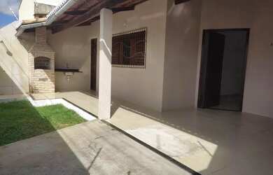 Imagem: A casa possui 3 Dormitórios, 2 Banheiros, 2 Vagas na garagem