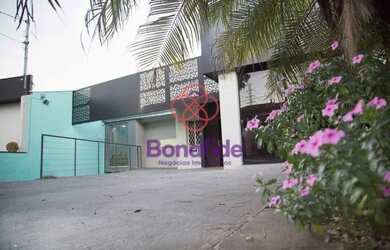 Imagem: A casa possui 3 Dormitórios, 2 Banheiros, 4 Vagas na garagem