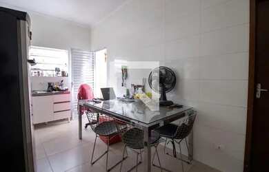 Imagem: A casa possui 1 Dormitório, 1 Banheiro, 1 Vaga na garagem