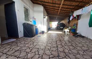 Imagem: A casa possui 2 Dormitórios, 2 Banheiros, 3 Vagas na garagem