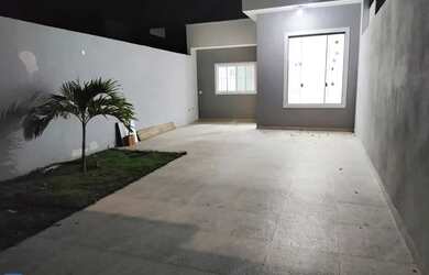 Imagem: A casa possui 3 Dormitórios, 1 Banheiro, 2 Vagas na garagem